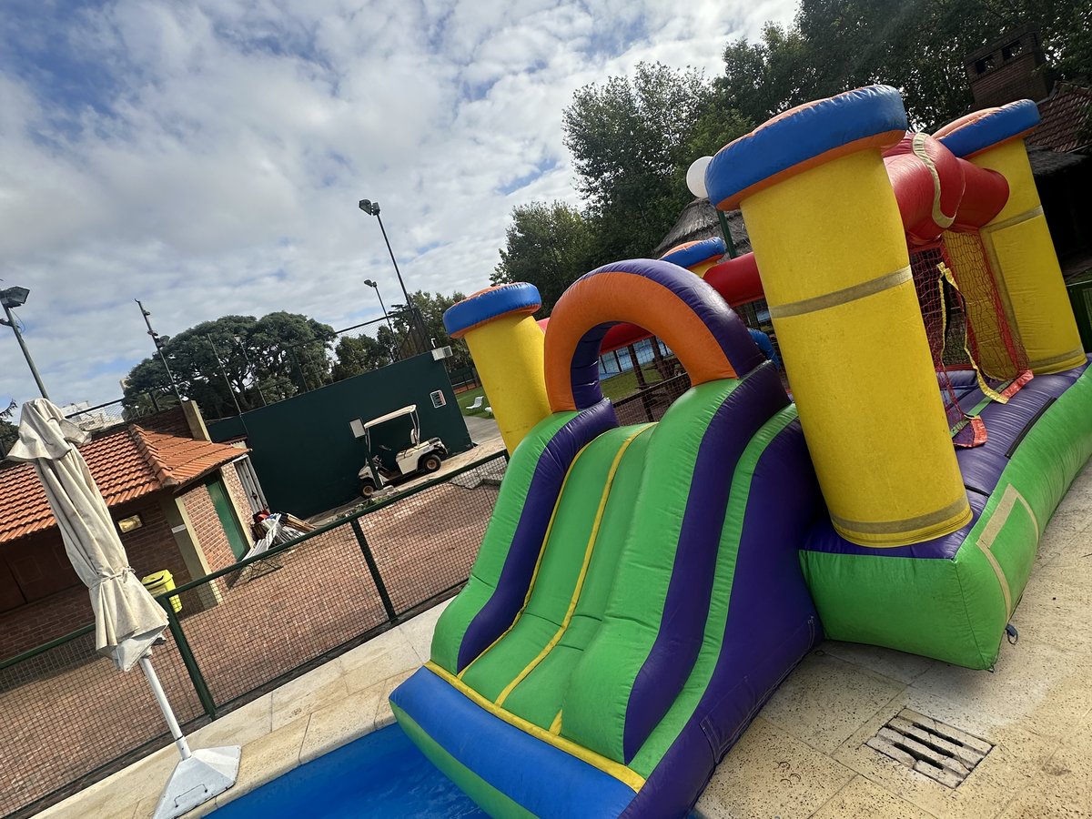 Inflable acuático con pileta